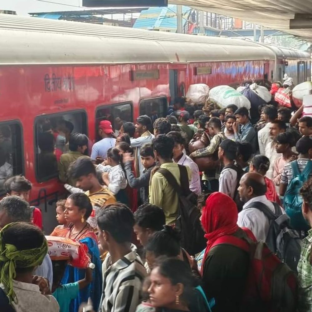 નવસારી-બીલીમોરા પંથકના 5000થી વધુ મુસાફરો અટવાયા‎:ભીલાડ પાસે મેમુ ટ્રેન પાટા પરથી ઊતરતા વંદે ભારત અને શતાબ્દી સહિત અનેક ટ્રેનો 2થી 4 કલાક મોડી