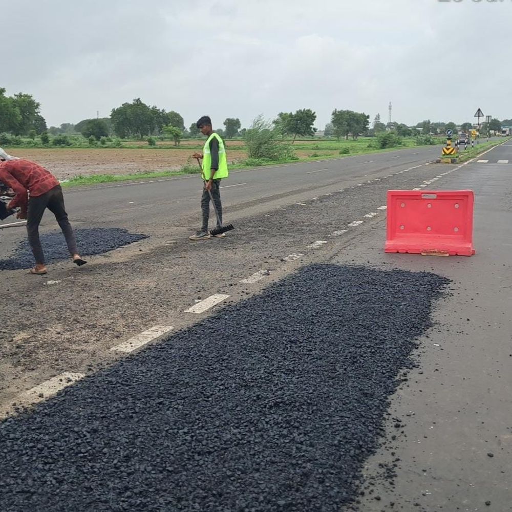 આણંદમાં ભારે વરસાદથી રસ્તાઓ ક્ષતિગ્રસ્ત:માર્ગ અને મકાન વિભાગે યુદ્ધના ધોરણે સમારકામ શરૂ કર્યું