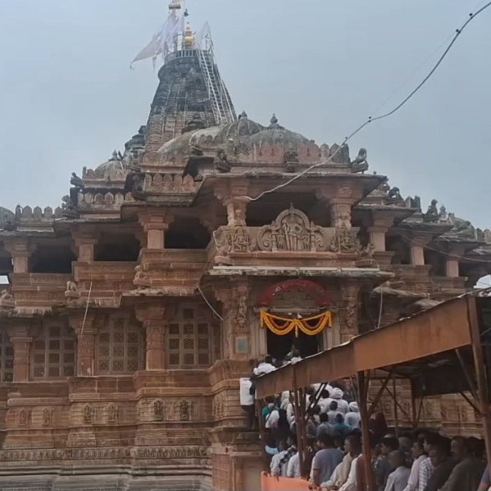 શામળાજીમાં ગુરુપૂર્ણિમાએ ભક્તો ઉમટ્યા:શામળિયાના દર્શને લાંબી કતારો લાગી, હીરા જડિત મુગટ અને સોનાના આભૂષણોનો વિશેષ શણગાર