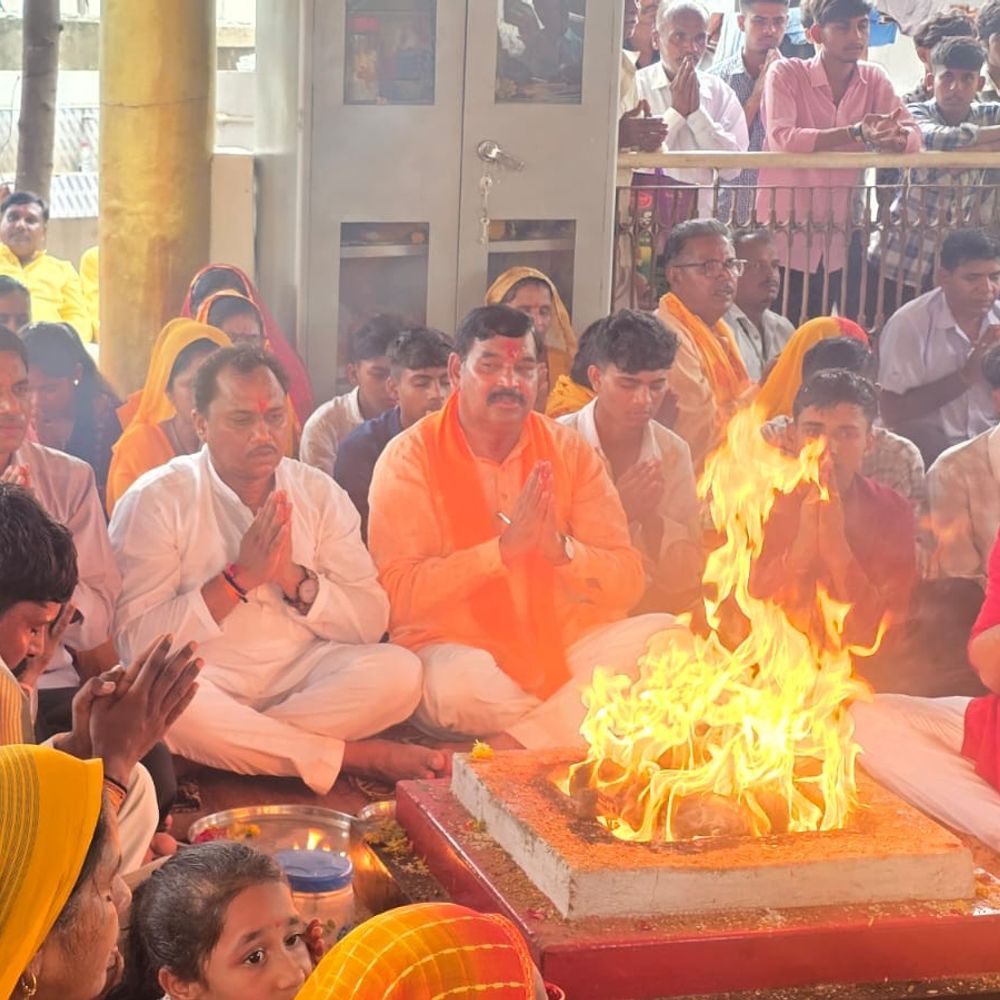 સંતરામપુરમાં ગુરુપૂર્ણિમા નિમિત્તે પંચકુંડી મહાયજ્ઞ યોજાયો:ગાયત્રી શક્તિ પીઠ ખાતે ધારાસભ્ય ડો.કુબેર ડીંડોરે યજ્ઞમાં આહુતિ આપી