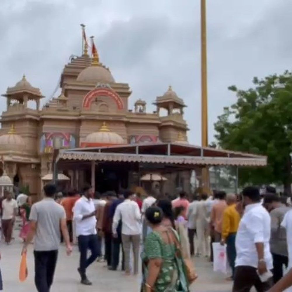 ગુરુપૂર્ણિમાએ સાળંગપુર હનુમાનજી મંદિરે દર્શનાર્થીઓની ભીડ:હનુમાનજીને સુવર્ણ વાઘાનો ભવ્ય શણગાર; દર્શન કરી ભક્તોએ અનુભવી ધન્યતા