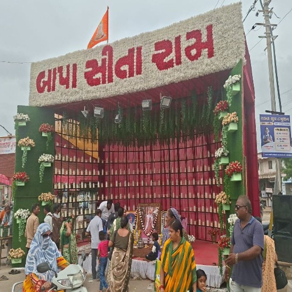 ગુરુપૂર્ણિમા નિમિતે ઠેરઠેર બાપાની સુંદર મઢુલીઓ:મસ્તરામ બાપાના મંદિર તથા નાની ખોડિયાર મંદિરે ભાવિક ભક્તો દર્શનાર્થે ઉમટી પડ્યા, મહાઆરતી, બટુક ભોજન, પ્રસાદ વિતરણ તથા સંતવાણી સહિતના કાર્યક્રમો
