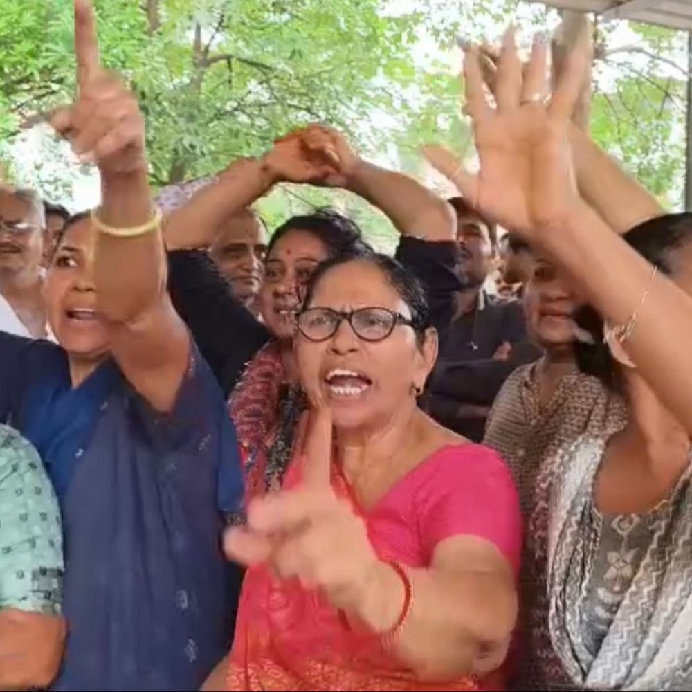 'અમે કરોડપતિ છીએ પણ SMCના પાપે લાખોમાં નથી રહ્યા':પર્વત પાટીયામાં ખાડીપૂરથી સ્થાનિકોનો ગુસ્સો ફાટ્યો, સુમિત રબારીએ કહ્યું 'સિંધુનું નહીં, ખાડીનું પાણી અટકાવો'