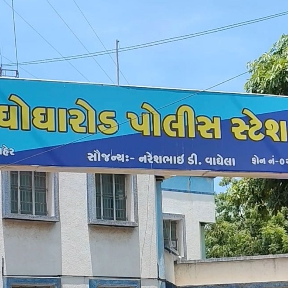 ભાવનગરના કોન્ટ્રાક્ટરના ક્રેડિટકાર્ડમાંથી ઓનલાઈન 74 હજાર ઉપડી ગયા:વીમો બંધ કરાવવાના બહાને APK ફાઇલ ડાઉનલોડ કરતા નાણાં ગુમાવ્યા