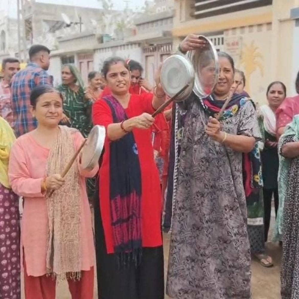 રાજકોટમાં થાળી-વાટકા વગાડીને ઉગ્ર વિરોધ:કોઠારિયામાં રોડ-રસ્તાના મુદ્દે મહિલાઓ રસ્તા ઉપર ઉતરી, 15 વર્ષથી 3,000 કરતા વધુ લોકો હાલાકી ભોગવતા હોવાનો આરોપ