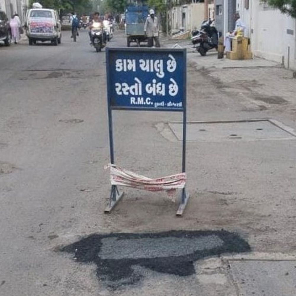 રાજકોટ શહેરનાં માર્ગો ખાડામુક્ત બનશે:મહાનગરપાલિકા દ્વારા ત્રણેય ઝોનમાં ખાડાઓ બુરવા માટે જુદી-જુદી ટીમો ઉતારાઈ, વરસાદના કારણે પડેલા ખાડા પૂરી રસ્તા મરામતની કામગીરી યુદ્ધના ધોરણે શરૂ