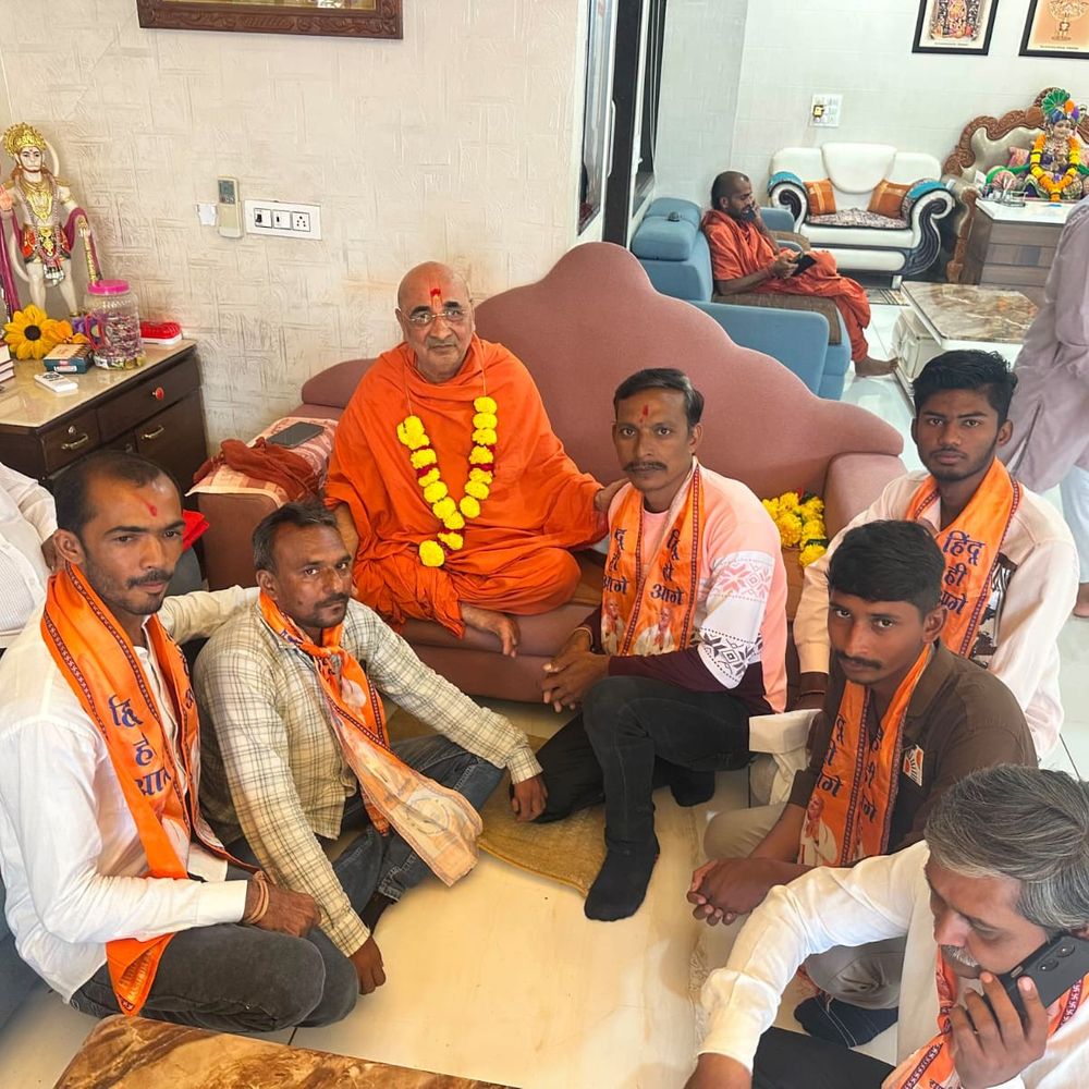 બોટાદમાં ગુરુપૂર્ણિમાના પર્વે સાધુ-સંતોનું સન્માન કરાયું:આંતરરાષ્ટ્રીય હિન્દુ પરિષદ અને રાષ્ટ્રીય બજરંગ દળના કાર્યકરોએ આશીર્વાદ લીધા