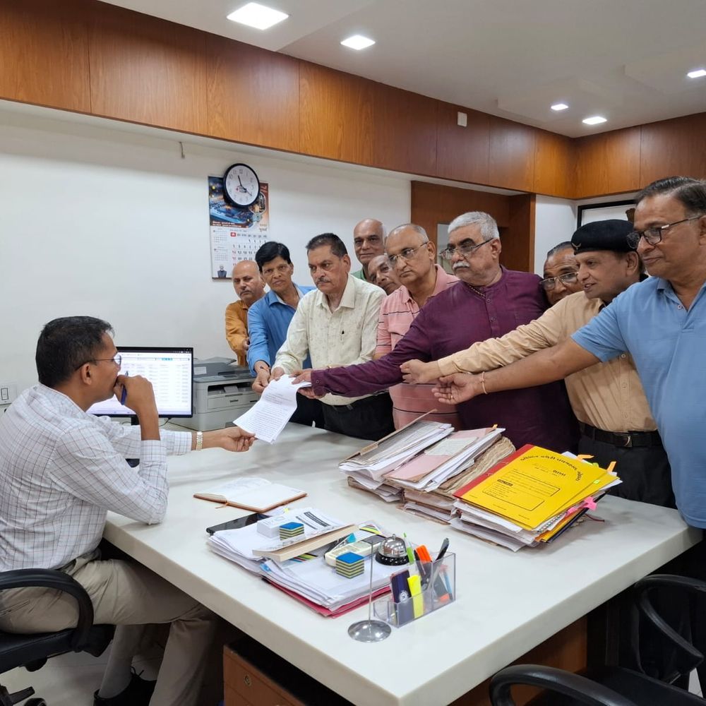 રેલવેમાં સિનિયર સિટીઝન ડિસ્કાઉન્ટ ફરી શરૂ કરવા માંગ:ગોધરાના ગાયત્રી બાંકડા ગ્રુપે રેલવે ટિકિટમાં કન્સેશન સુવિધા માટે કલેક્ટરને આવેદનપત્ર આપ્યું