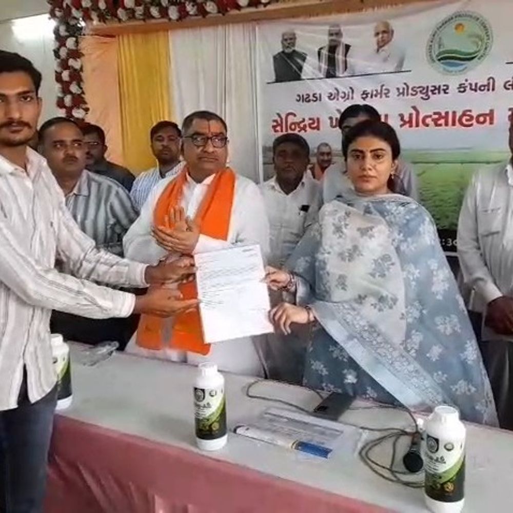 ગઢડામાં શિક્ષણ મંત્રીએ 175 ખેડૂતોને કિટ આપી:પ્રાકૃતિક ખાતર, સહાય પ્રમાણપત્રો અને સાધનોના મંજૂરી પત્રોનું વિતરણ