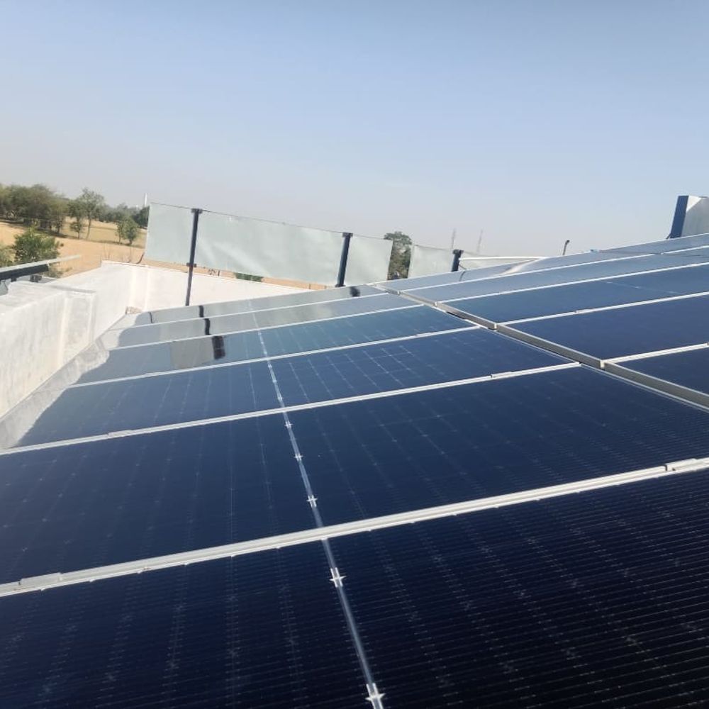 પશ્ચિમ રેલવેના ભાવનગર મંડળમાં 180 KWP સોલાર પ્લાન્ટ શરૂ:વાર્ષિક 181 ટન કાર્બન ઉત્સર્જન ઘટશે, વિદ્યુત ઊર્જાની બચત સાથે પર્યાવરણ જતન