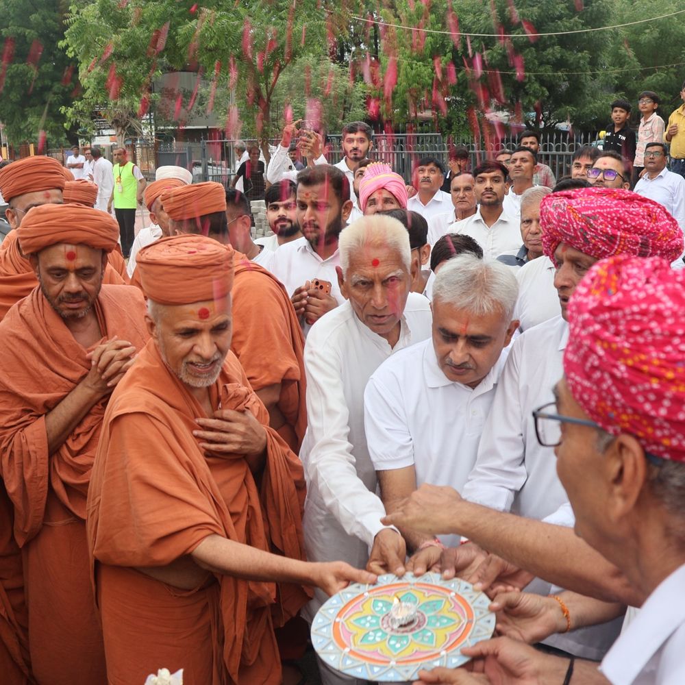 SMVS મહેસાણામાં ગુરુપૂર્ણિમા ઉત્સવ ઉજવાયો:ગુરુવર્ય સ્વામીશ્રીના દર્શન-આશીર્વાદ માટે હજારો ભક્તો ઉમટ્યા