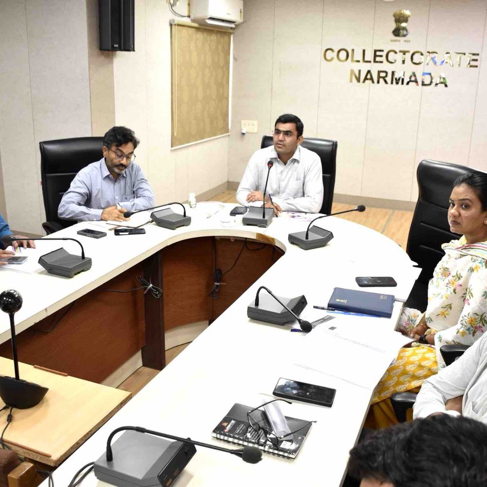 IMDની ભારે વરસાદની આગાહીને પગલે નર્મદા જિલ્લા વહીવટી તંત્ર એલર્ટ:કલેક્ટર અધ્યક્ષસ્થાને રિવ્યુ બેઠક, અધિકારીઓને મુખ્ય મથક ન છોડવા કડક આદેશ