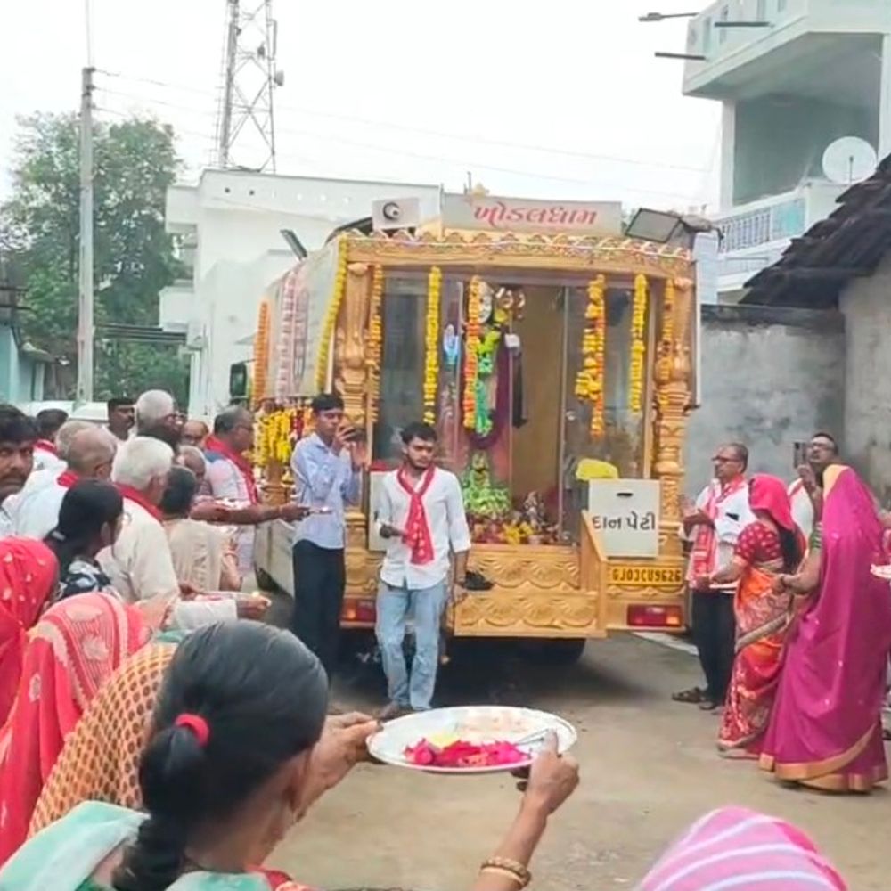 ખોડલધામ રથનું લુણાવાડાના વિરાણીયા ગામે આગમન:પાટીદાર સમાજ અને દીકરીઓ દ્વારા શ્રીફળ કળશથી વધામણા કર્યા