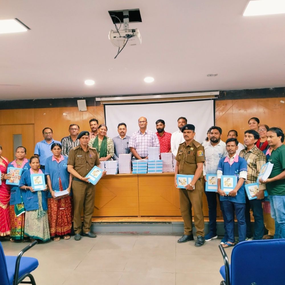 ગવર્ન્મેન્ટ સ્પાઇન ઇન્સ્ટિટ્યૂટ ખાતે ગુરુપૂર્ણિમાની ઉજવણી:મેડિસિટીમાં વર્ગ-3, 4 અને સિક્યોરિટીના બાળકોને શૈક્ષણિક ચોપડાનું વિતરણ કરાયું
