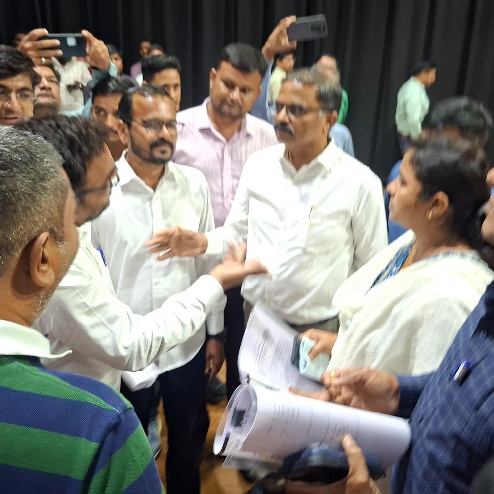 મહેસાણા મનપાની સભામાં હોબાળો, વિપક્ષે મેયર સોનલ ઓઝાને ઘેરી લીધા:માત્ર 30 સેકન્ડમાં 27 મુદ્દા મંજૂર કરી શાસકો ચાલ્યા ગયાનો આક્ષેપ, 'મેયર ભાગેડુ'ના નારા લગાવ્યા