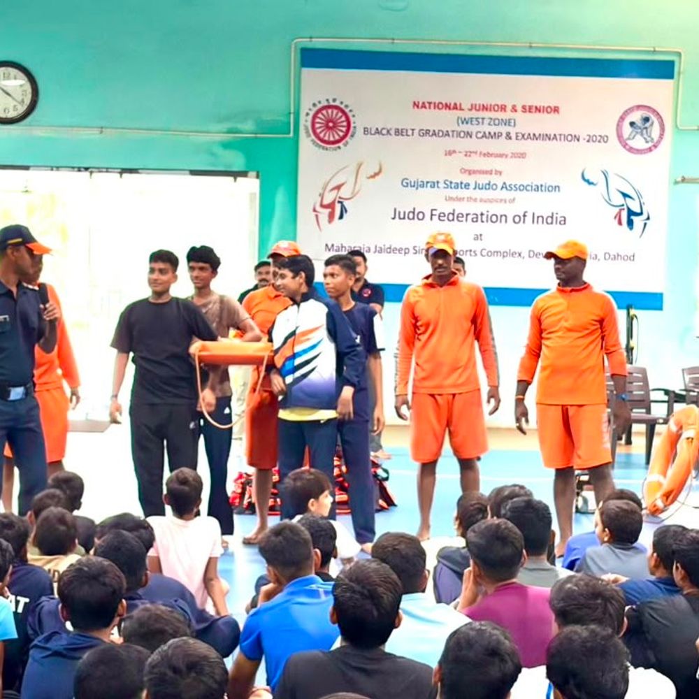 દેવગઢ બારીઆમાં NDRF દ્વારા વિદ્યાર્થીઓ માટે માસ્ટર ક્લાસ:સ્પોર્ટ્સ કોમ્પ્લેક્સમાં કુદરતી અને માનવસર્જિત આપત્તિઓ અંગે તાલીમ અપાઈ