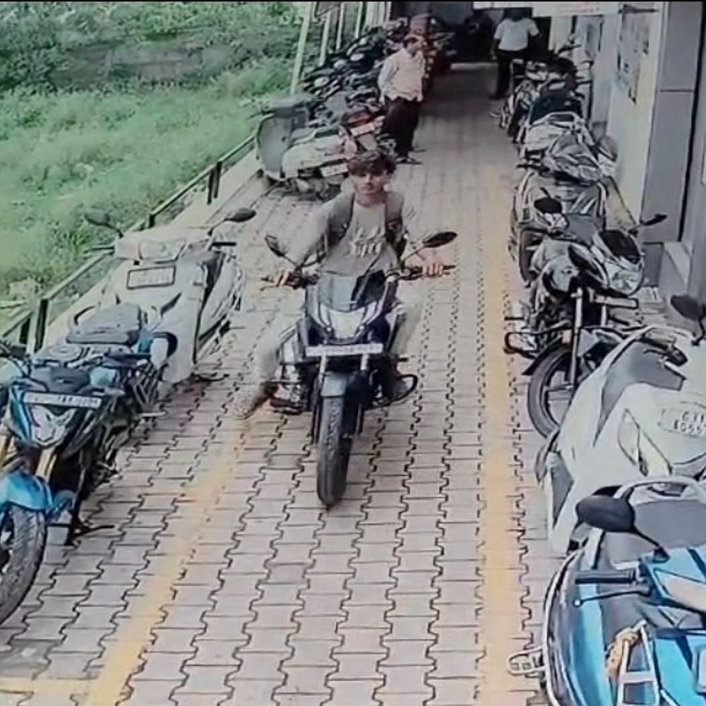 ગોધરામાં શોરૂમમાંથી બાઇકની ચોરી, ઘટના CCTVમાં કેદ:ગ્રાહકના સ્વાંગમાં આવેલો ગઠિયો બાઈક લઈ ફરાર, પોલીસ તપાસ શરૂ
