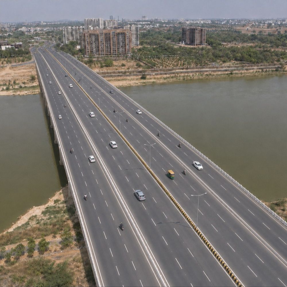 ગાંધીનગર-અમદાવાદને જોડતો ઈન્દિરા બ્રિજ 12 લેનનો બનશે:દોઢ લાખથી વધુ વાહનોનું ભારણ ઘટાડવા સરકારનો મોટો નિર્ણય, એક વર્ષની અંદર કામગીરી પૂર્ણ થશે