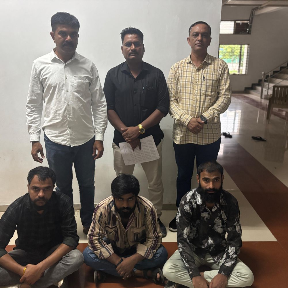 લક્ષરાજ ગેસ્ટ હાઉસની આડમાં ચાલતા કૂટણખાના પર પોલીસનો દરોડો:સંચાલક અને બે હેલ્પર ઝડપાયા, આંતરરાજ્ય દેહવ્યાપારનું રેકેટ પકડાયું