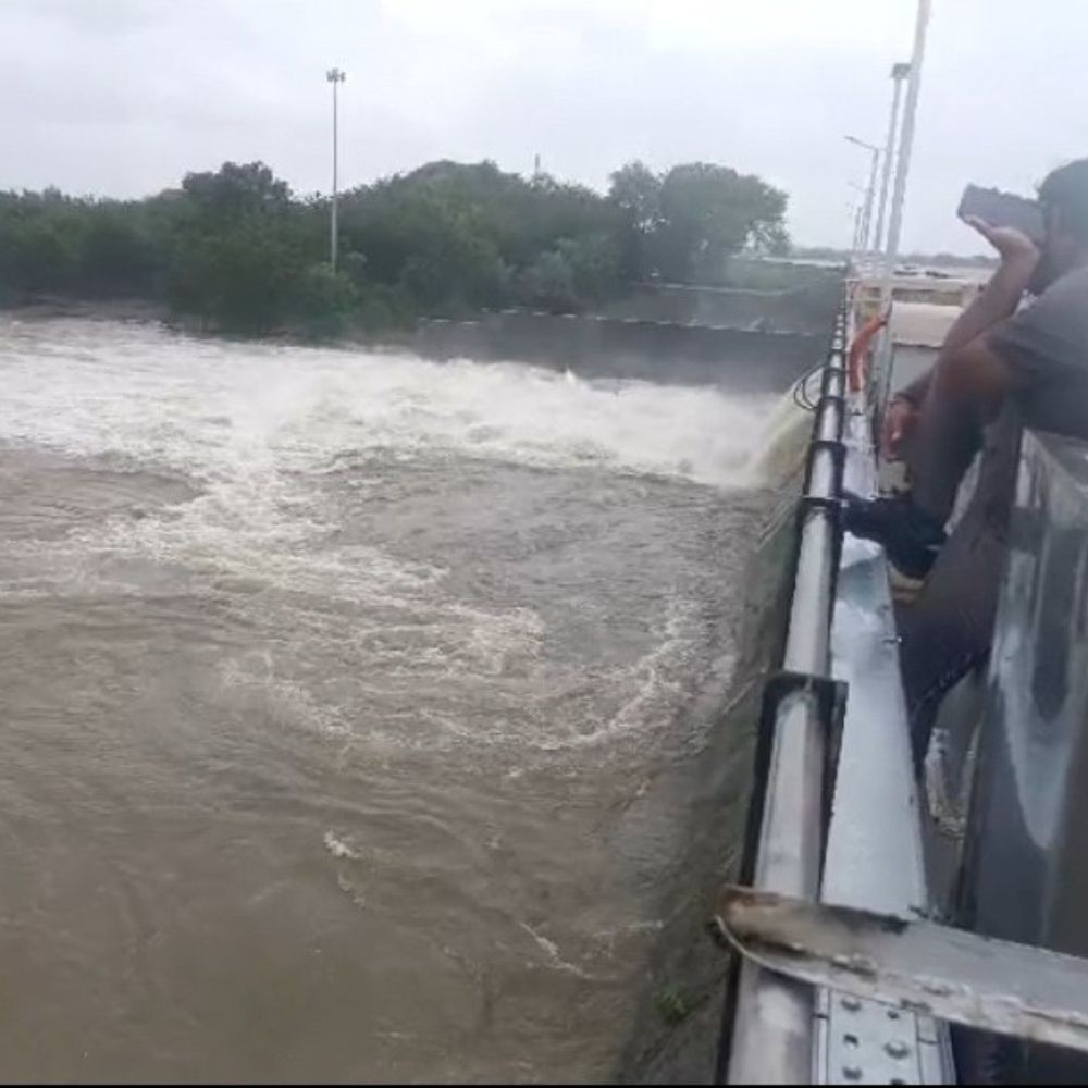 સુરેન્દ્રનગરનો નાયકા ડેમ છલકાયો:ઉપરવાસમાં ભારે વરસાદથી 22,666 ક્યુસેક પાણીની આવક, 10 દરવાજા ખોલાયા; નીચાણવાળા ગામોને એલર્ટ