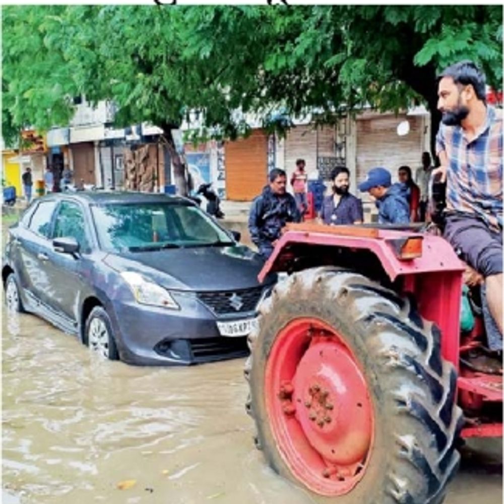વડોદરાના મકરપુરામાં કાર પાણીમાં ફસાઈ