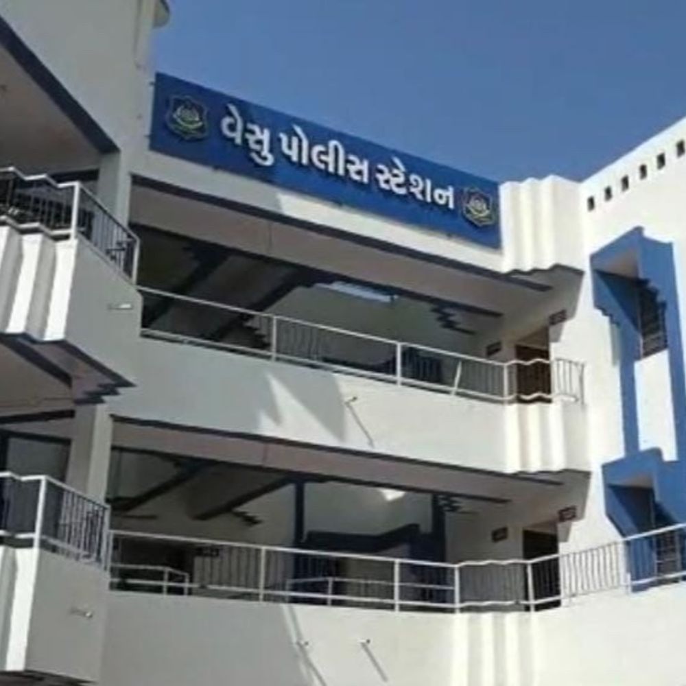 મહિલા ડોક્ટરના દીકરાનું સ્કૂલ બહારથી અપહરણ, 72 કલાકથી ભાળ નહીં:બિલ્ડર પતિ 3.5 વર્ષના પુત્રને લઈ ફરાર, મુંબઇમાં ક્રેડિટ કાર્ટથી શોપિંગ કરતા સુરત પોલીસની ટીમ રવાના