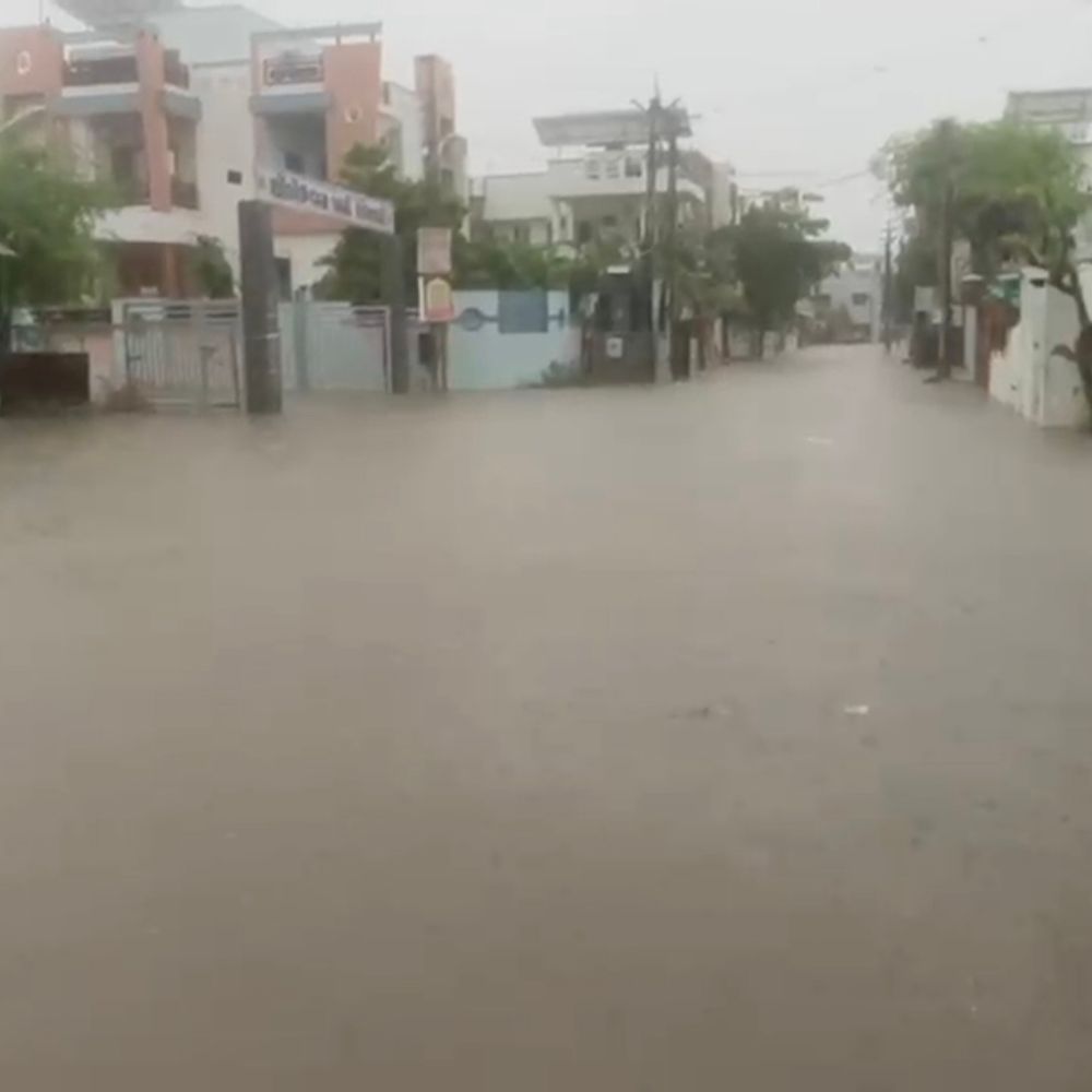 પાટણમાં ભારે વરસાદ: અનેક સોસાયટીઓમાં પાણી ભરાયા:ચિત્રકૂટનગર, યોગેશ પાર્ક સહિત 10-15 સોસાયટીઓ અસરગ્રસ્ત, નગરપાલિકાની કામગીરી પર સવાલ