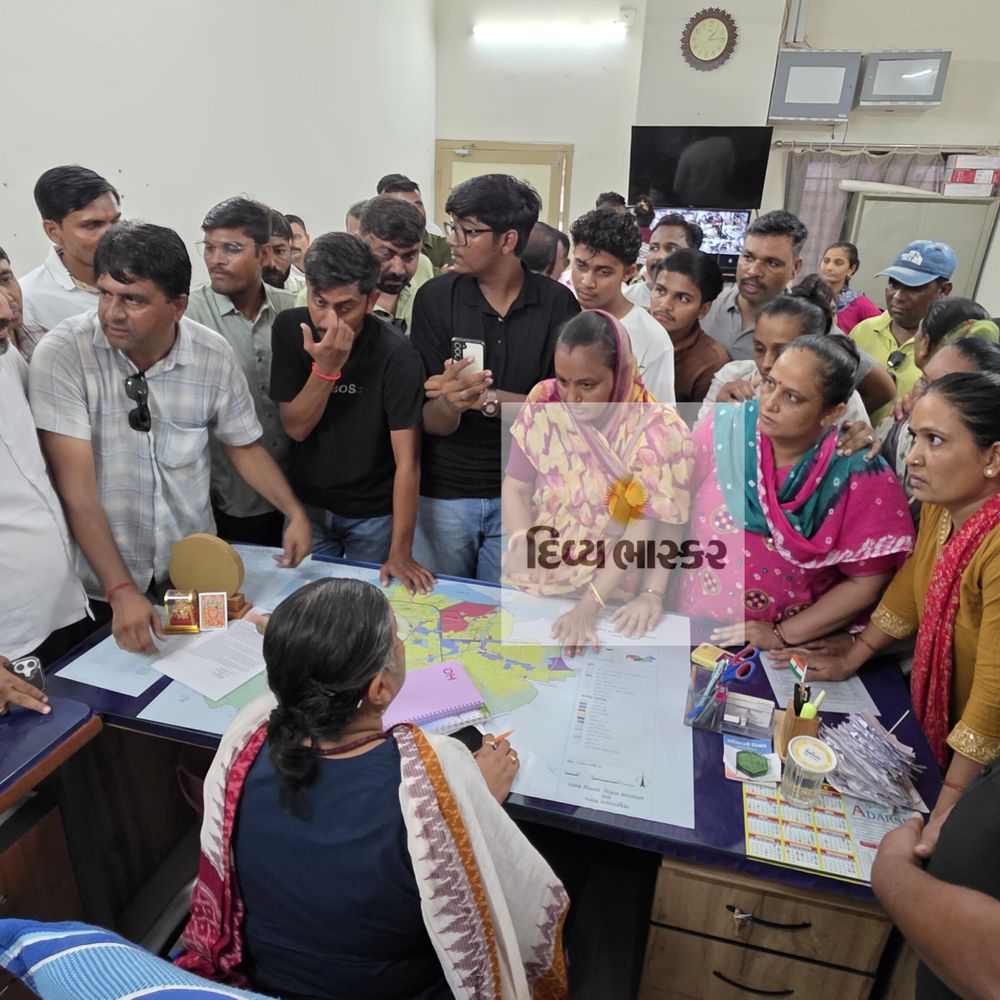 પાટણમાં ગટર-રસ્તા મુદ્દે 20 સોસાયટીના રહીશોનો પાલિકામાં હલ્લાબોલ:ભાજપના કાર્યકર્તા આવે તો કેમ રસ્તા રાતોરાત ચેન્જ થાય છે?, ચીફ ઓફિસર સાથે મહિલાની જીભાજોડી