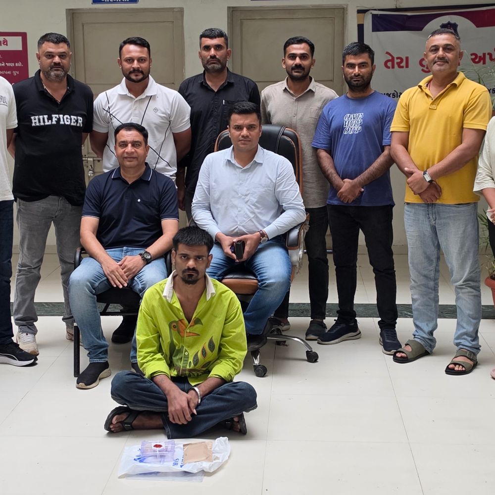 પરિણીતા સહિત બેના હાર્ટએટેકથી મોત નિપજ્યા:હાથમાં ગરમપાટાની આડમા મેફેડ્રોન ડ્રગ છુપાવી નીકળેલા પેડલરની SOGએ કરી ધરપકડ, 1.17 લાખનો મુદામાલ જપ્ત