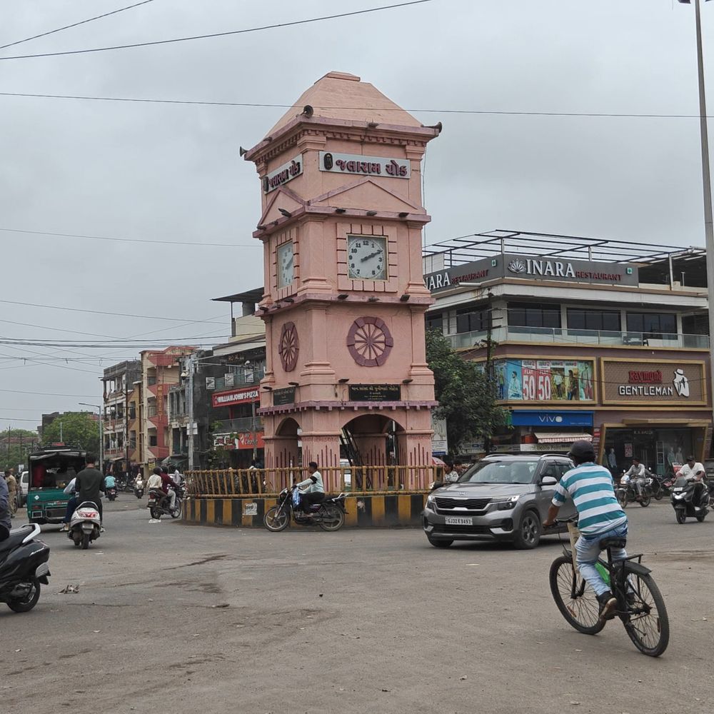 વેરાવળ ટાવર ચોક પર જાહેરાત બોર્ડ સામે પાલિકાની લાલ આંખ:સુંદરતા, ટ્રાફિક જાળવવા વેપારીઓ, સંસ્થાઓ, પક્ષોને બોર્ડ નહીં લગાવવા અપીલ