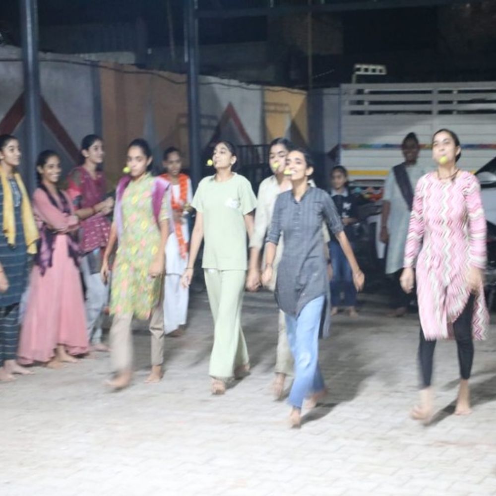 જયાપાર્વતી વ્રત જાગરણ, દીકરીઓએ મોબાઈલ છોડીને રાસ-ગરબાની રમઝટ બોલાવી:સંગીત ખુરશી, લીંબુ ચમચી, મહેંદી અને આરતી શણગાર જેવી સ્પર્ધાઓ યોજાઈ
