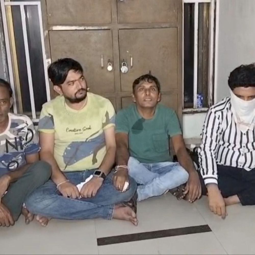 જૂના બંદર રોડ જુગાર રમતા ચાર ઝડપાયા:ગંગાજળિયા પોલીસે રોકડ 22,700 જપ્ત કર્યાં, ચારેય સામે જુગારધારા એક્ટ મુજબ ગુનો દાખલ