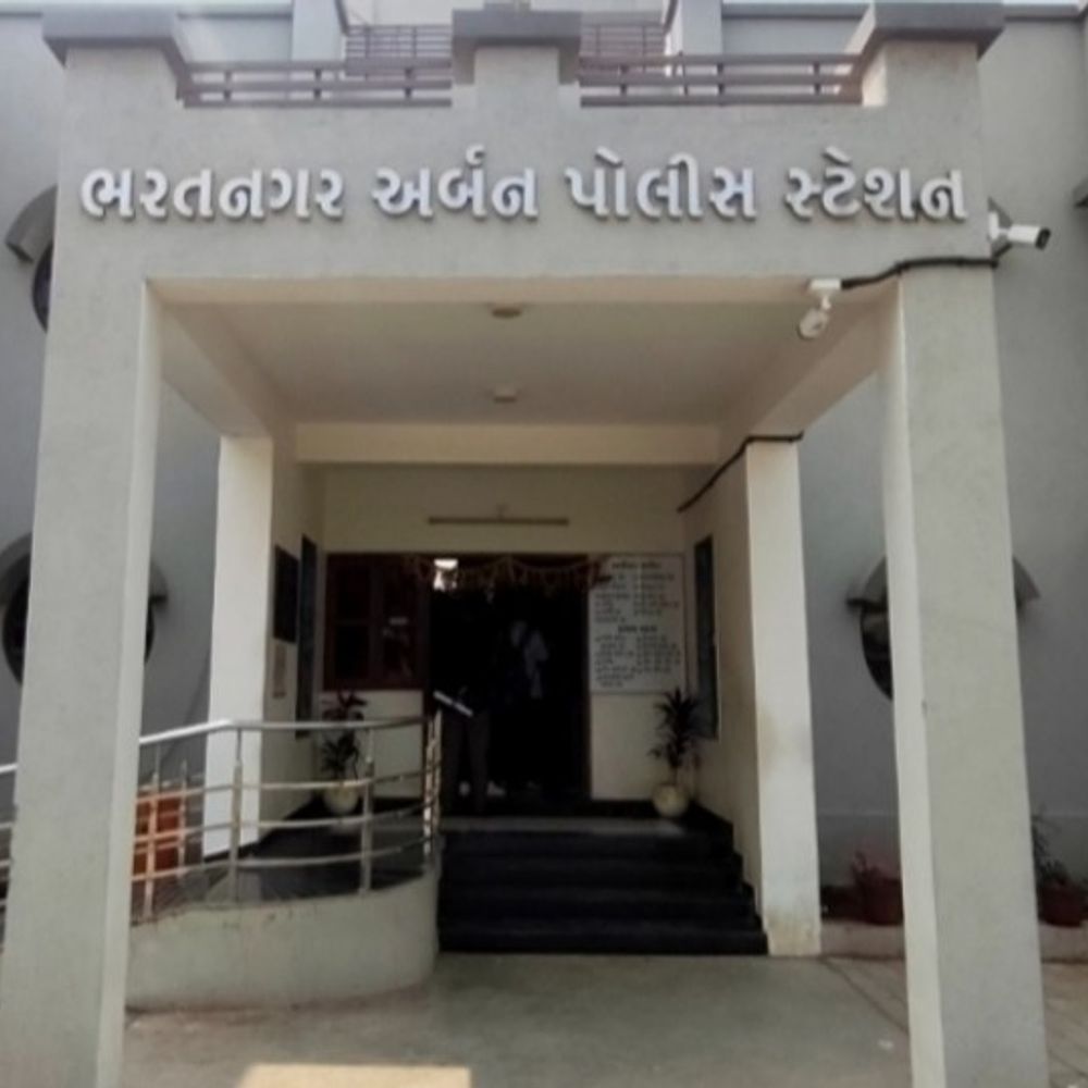 ચકુ તલાવડી નજીક નજીવી બોલાચાલીમાં શખસોએ ઈનોવાના કાચની તોડફોડ કરી:શખસોએ ગેરકાયદે મંડળી રચી પ્લોટના કેમેરા અને લાઈટો બંધ કરાવી