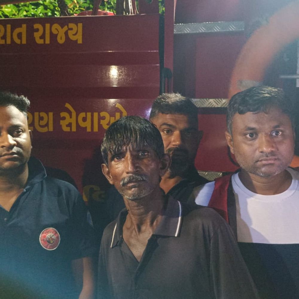 ઇડરના ઉમેદગઢ ગામે વાંઘા વિસ્તારમાં પાણીમાં ફસાયેલા 50 વર્ષીય પુરુષને ફાયર વિભાગે બચાવ્યો.