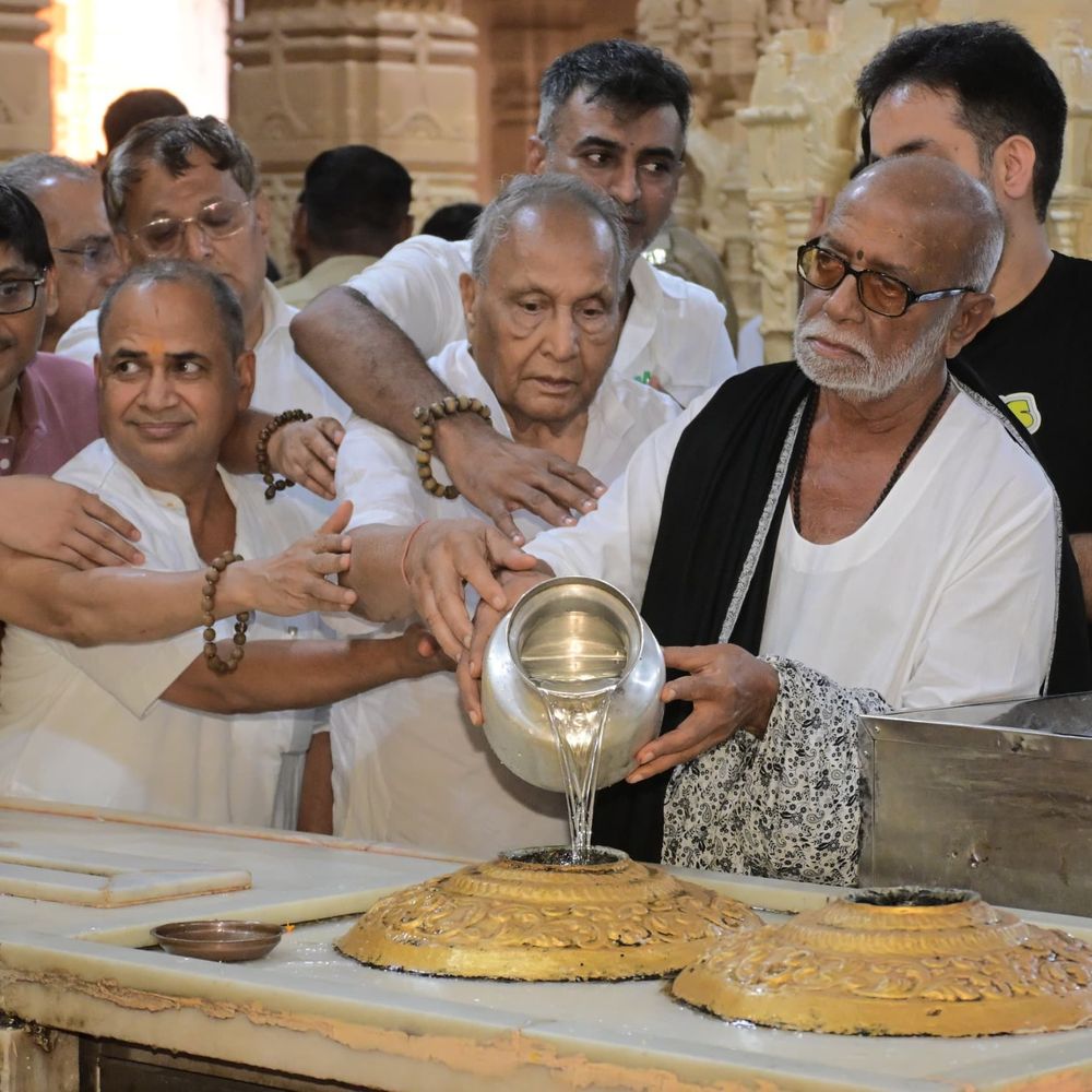 શ્રાવણ પૂર્વે મોરારિબાપુએ સોમનાથ મહાદેવને શીશ ઝુકાવ્યું:જળાભિષેક સાથે સર્વજન સુખાયની પ્રાર્થના, અન્નક્ષેત્રમાં લીધો પ્રસાદ