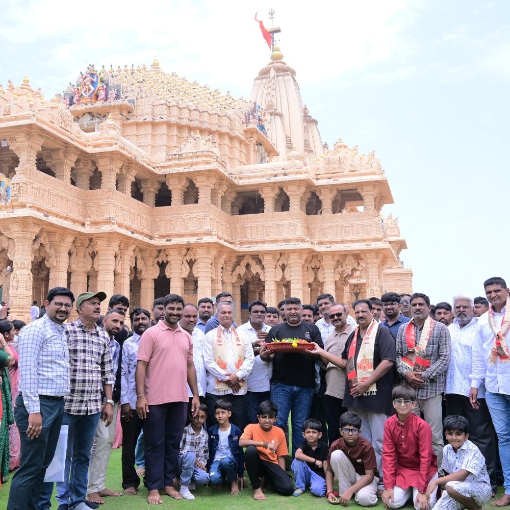 જેટકો કેશોદના કર્મચારી પરિવારે સોમનાથમાં સામૂહિક ધ્વજારોહણ કર્યું:સર્વજન સુખાકારી અને દેશના કલ્યાણ માટે પ્રાર્થના કરી