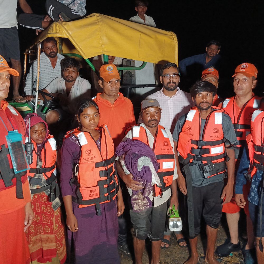 હળવદ: NDRF એ 2 મહિલા સહિત 5 ને બચાવ્યા:જુના માલણીયા ગામ પાસે નદીમાં ફસાયા હતા ; 7 લોકો જાતે બહાર આવ્યા