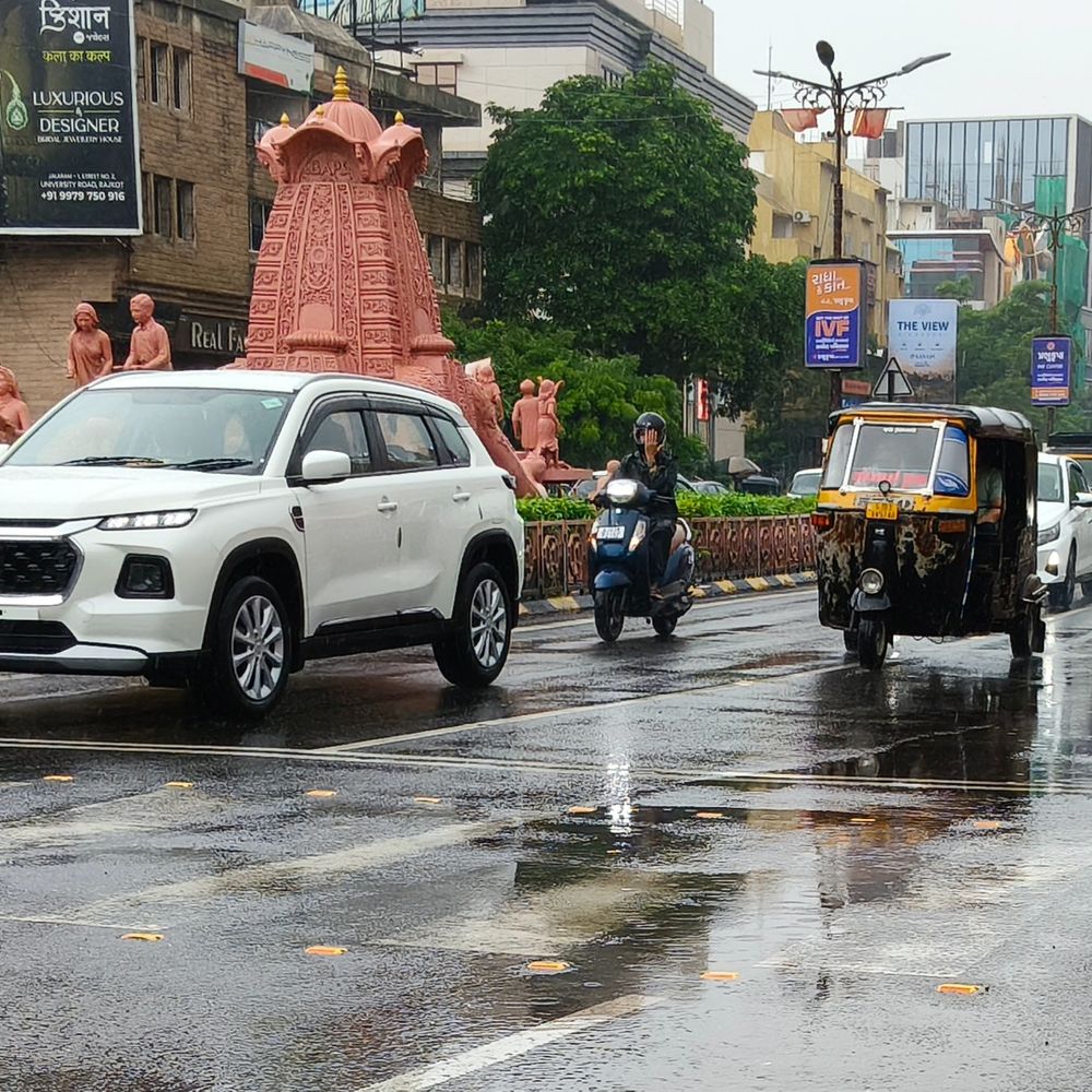 રાજકોટમાં સિઝનનો 15 ઈંચ વરસાદ વરસ્યો:શહેરમાં સતત બીજા દિવસે વરસાદી માહોલ, અડધા ઈંચમાં પાણી ભરાયા: આજી - 2, ન્યારી - 2, લાલપરી ડેમ ભરાતા નીચાણવાળા વિસ્તારોમાં લોકોને એલર્ટ કરાયા