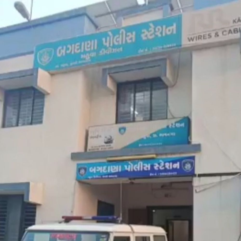 વોટ્સએપ ગ્રૂપમાં ‘અબતક દૂદા’નો ધડાકો:સરપંચ પત્ની અને તલાટીને ગંદી ગાળો આપી એટ્રોસિટીમાં ફસાવવાની ધમકી, ત્રણ સામે ગુનો નોંધાયો