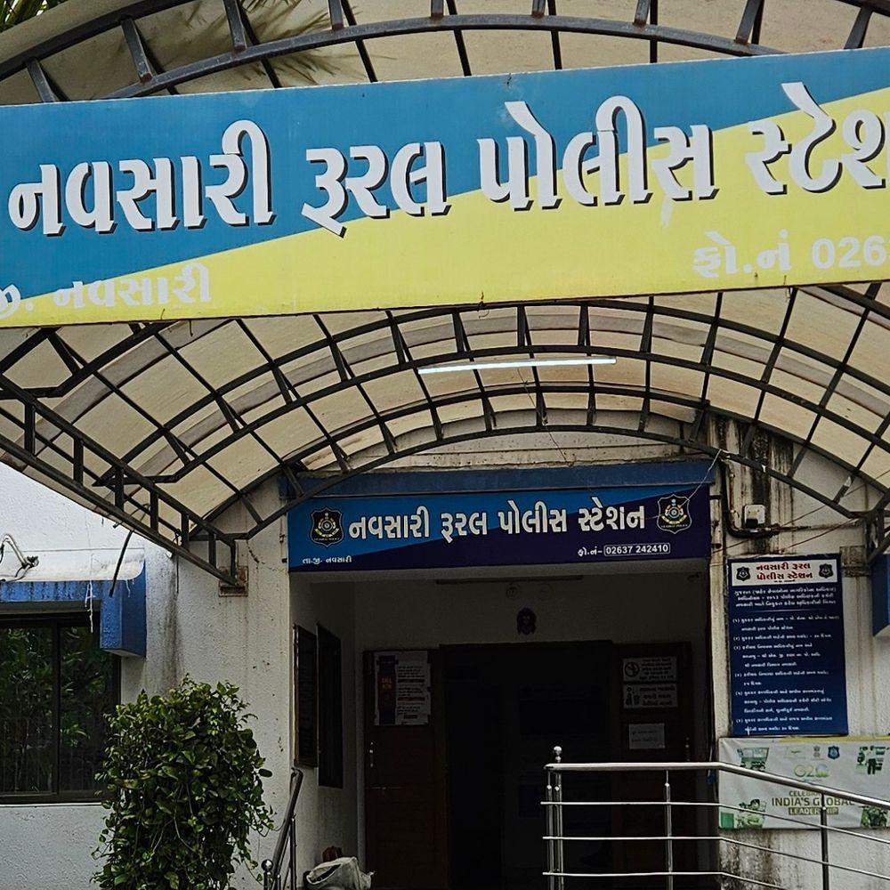 નવસારીના અષ્ટગામ ગામમાં 60 વર્ષીય વૃદ્ધાનું મોત:અનાજ દળવાની ઘંટીમાં સાડી ફસાતાં લોખંડના ચક્કર સાથે મોં અથડાયું, ઘટનાસ્થળે મોત