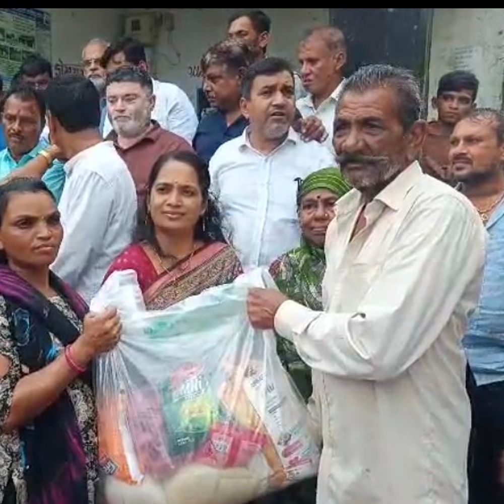 વાલિયાના પૂરપીડિતોને ભાજપ દ્વારા 450 અનાજ કિટનું વિતરણ:કીમ નદીના પૂરથી પ્રભાવિત ગામોમાં રાહત કાર્ય હાથ ધરાયું