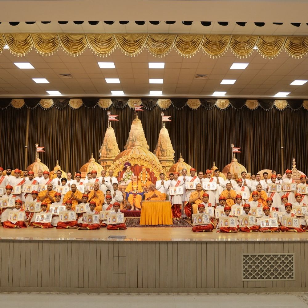 BAPS બાળકોએ 'સત્સંગદીક્ષા' મુખપાઠથી ગીનીસ રેકોર્ડ બનાવ્યો:સુરેન્દ્રનગરમાં ડોક્ટર સ્વામીની ઉપસ્થિતિમાં બાળકોને સન્માનિત કરાયા