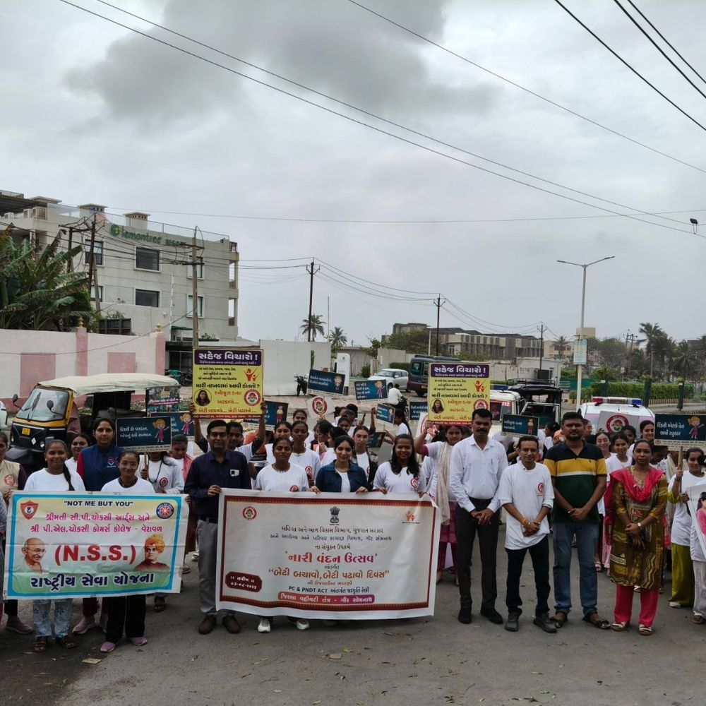 વેરાવળમાં ‘બેટી બચાઓ, બેટી પઢાઓ’ જાગૃતિ રેલી:ચોકસી કોલેજની વિદ્યાર્થિનીઓએ સ્લોગનવાળી ટી-શર્ટ પહેરી સંદેશ આપ્યો