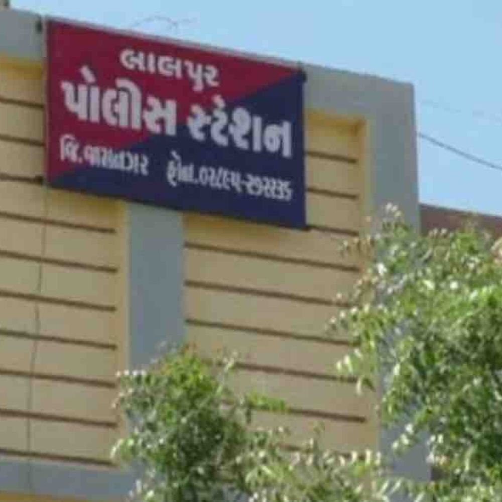 લાલપુરમાં 7 શખ્સો જુગાર રમતા ઝડપાયા:ગલ્લા ગામેથી ₹10,660 મુદ્દામાલ જપ્ત, કાર્યવાહી શરૂ