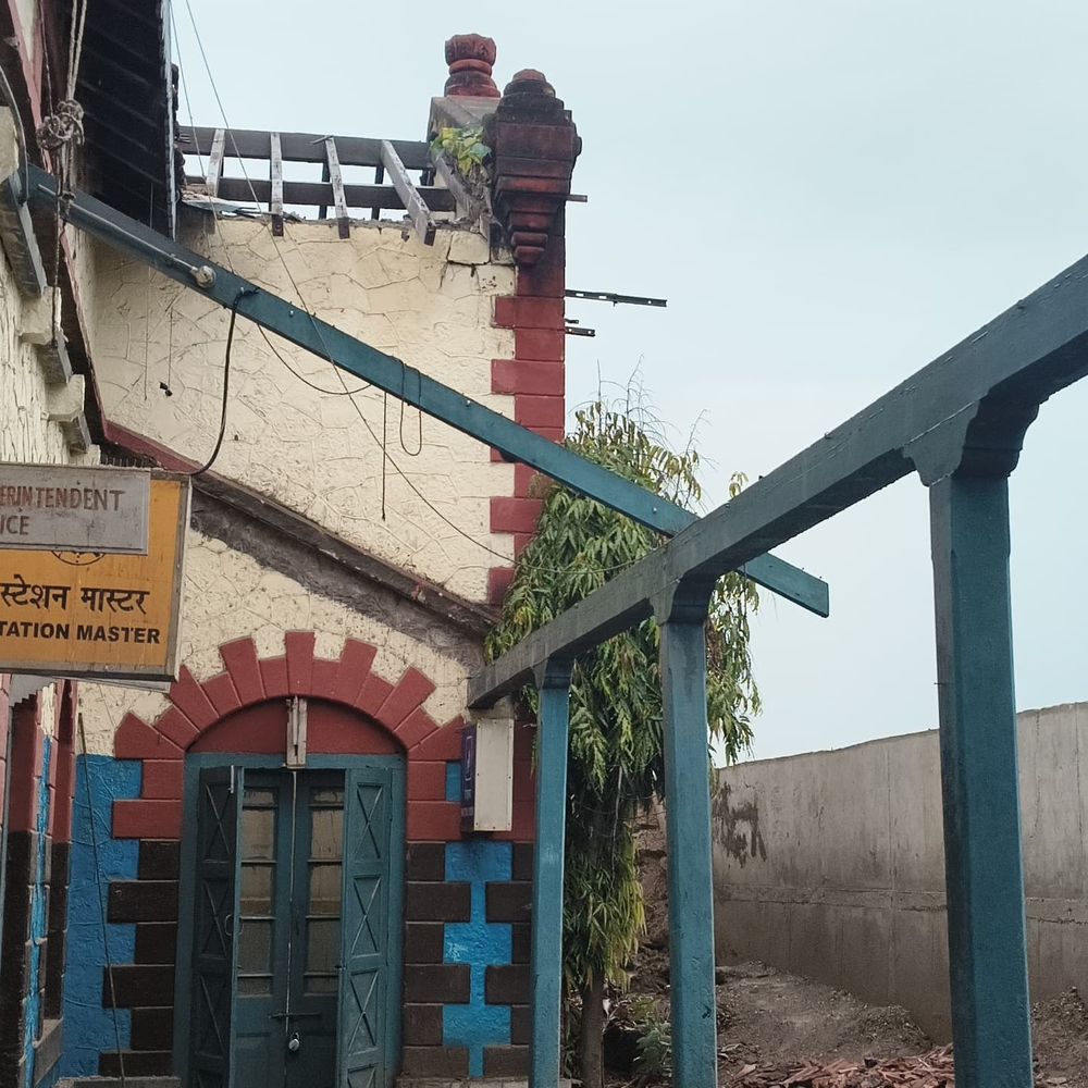 અમરેલી:જૂના રેલવે સ્ટેશનમાં પ્લેટફોર્મ માટે નડતરૂપ ઓસરીનો 4 મીટર સુધીનો ભાગ તોડાશે