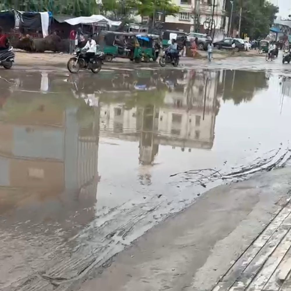 પાટણ કોલેજ રોડ પર લેવલના અભાવે પાણી ભરાયા:વિદ્યાર્થીઓ-રહીશોને હાલાકી, પાલિકા-GUDCએ એકબીજા પર જવાબદારી ઢોળી