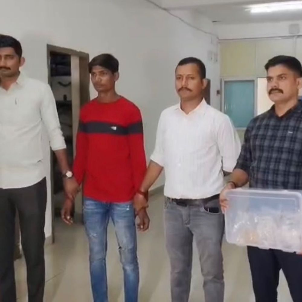 અઠવાલાઇન્સમાં 23 લાખની ચોરીનો ભેદ ઉકેલાયો:મોજશોખ માટે ચોરીના રસ્તે ચડેલો રીઢો તસ્કર માલેગાંવથી ઝડપાયો, ગાંધીબાગની ઝાડીઓમાંથી મુદ્દામાલ મળ્યો