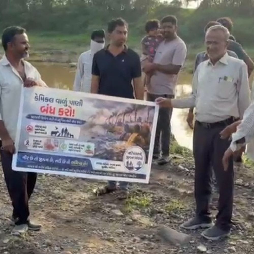જેતપુર ડાઇંગના કેમિકલથી ઓઝત નદી પ્રદૂષિત થતા ખેડૂતોમાં આક્રોશ:​ઓઝત નદીમાં ઝેરી કેમિકલ છોડાતા લાખો માછલીઓ અને પશુઓના મોત, વધાવીના ખેડૂતોએ ઉગ્ર આંદોલનની આપી ચેતવણી