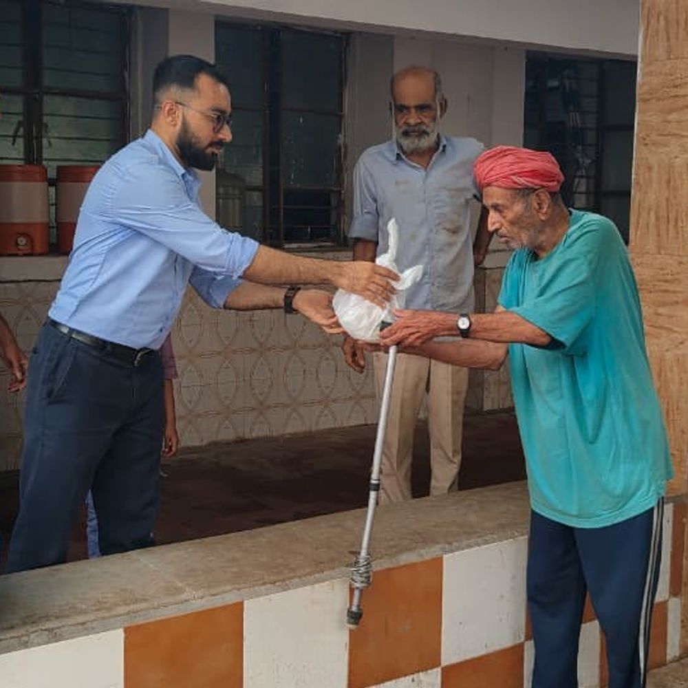 દેવ ફાઉન્ડેશને પૂરગ્રસ્તોને 1,750 ભોજન પેકેટ આપ્યા:મોરબી-માળિયામાં ભારે વરસાદ બાદ રાહત કાર્ય કર્યું