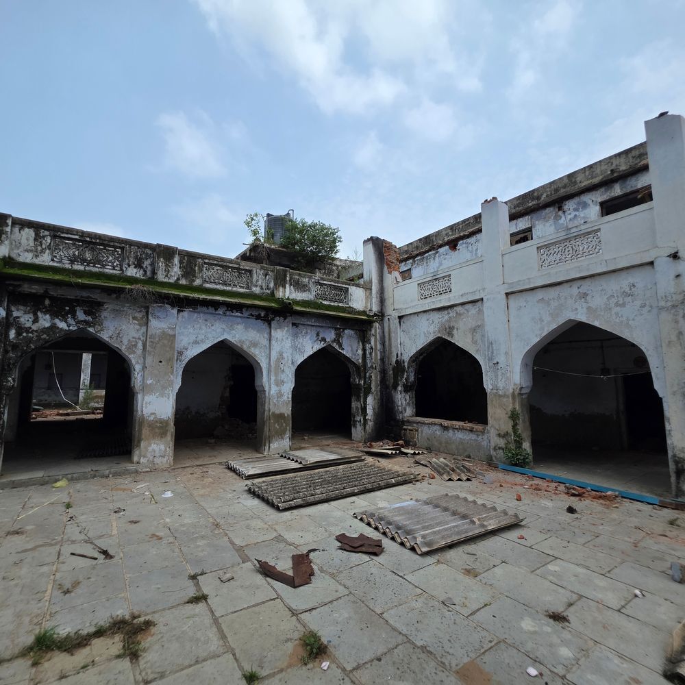 હિંમતનગરમાં 100 વર્ષ જૂની જર્જરિત ઇમારત ખાલી કરવા નોટિસ:નગરપાલિકાએ રામજી ધર્મશાળાના 42થી વધુ ભાડૂઆતોને સ્થળાંતર કરવા તાકીદ કરી, સર્વે બાદ ભયજનક બાંધકામ દૂર કરાશે
